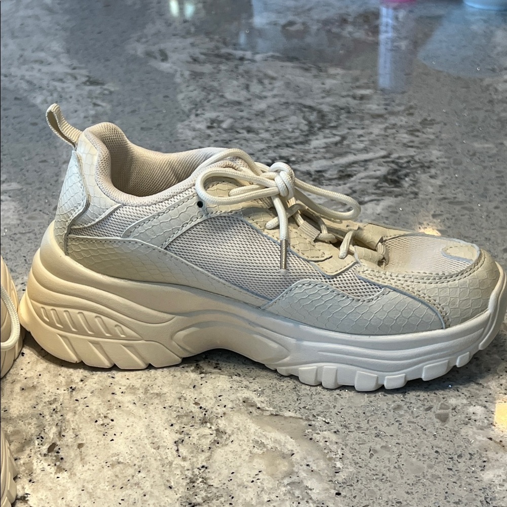 NEW BERNESS Women's Cream Crocodile Cream Athletic Shoes Size 6 - Picture 6 of 12